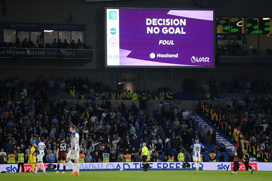 VAR can thiệp không công nhận bàn thắng của Haaland. ẢNH: GETTY