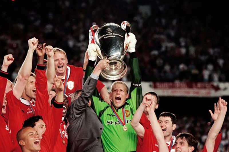 MU nâng cao chức vô địch Champions League 1999, hoàn tất cú ăn ba lịch sử duy nhất của bóng đá Anh đến lúc này. ẢNH: GETTY