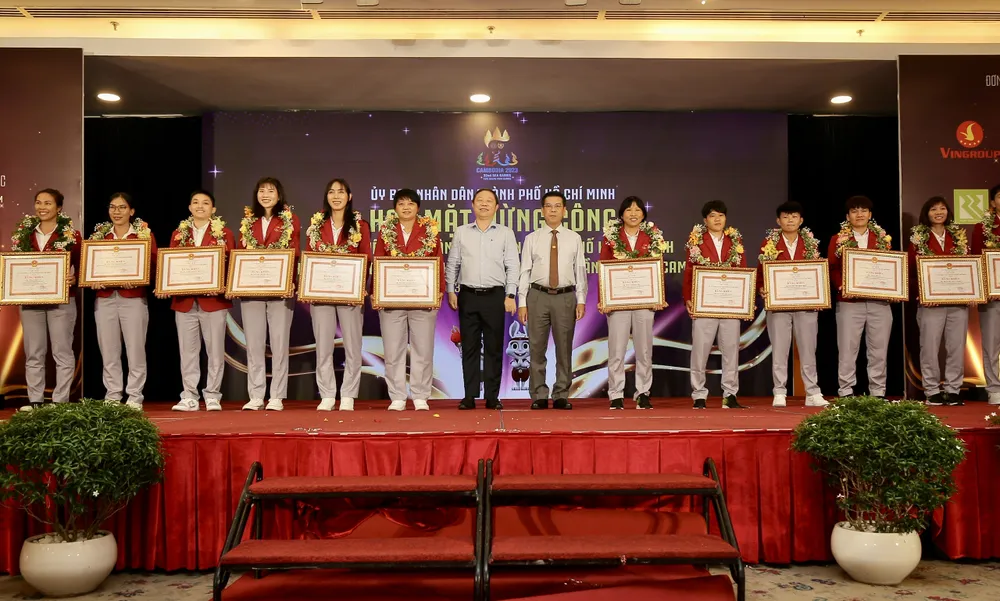 Các VĐV TP.HCM được trao thưởng trong lễ mừng công.