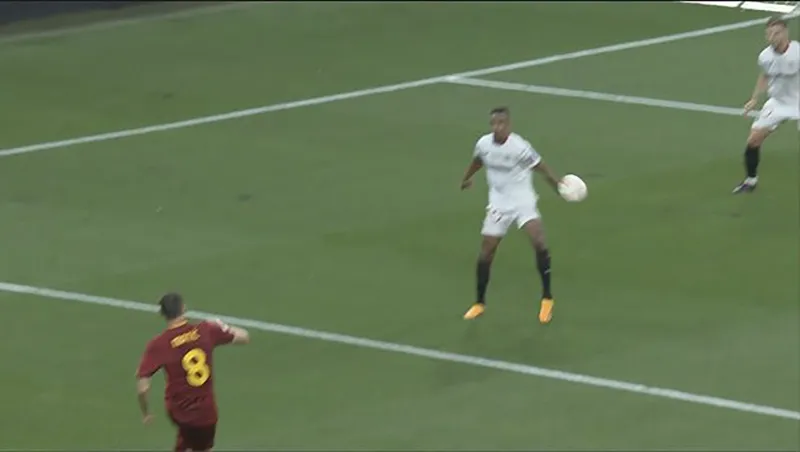 Bóng chạm tay cầu thủ Sevilla trong vòng cấm nhưng trọng tài không cho AS Roma được hưởng penalty. ẢNH: DAILY MAIL