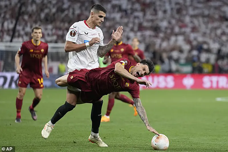 Lamele phạm lỗi thô bạo nhưng thoát chiếc thẻ vàng thứ hai. ẢNH: AP