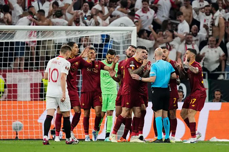 Hai đội đều có những tình huống bao vây gây áp lực lên trọng tài. ẢNH: GETTY