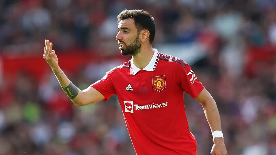 Bruno Fernandes luôn tạo ra những &quot;ngôn ngữ cơ thể trong trận đấu&quot; và fan gọi vui là anh có thể pressing cả trọng tài lẫn đồng đội. ẢNH: GETTY