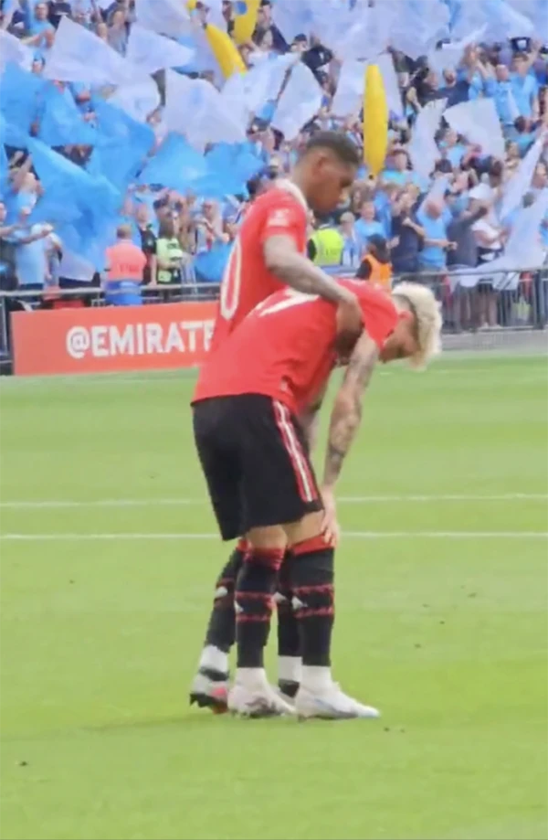 Rashford cũng an ủi Garnacho và vực sao trẻ người Argentina ngồi dậy. ẢNH: SUN SPORTS