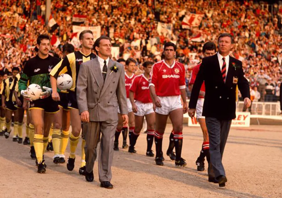 Sir Alex Ferguson cùng các cầu thủ MU bước vào trận chung kết FA Cup 1990. ẢNH: GETTY
