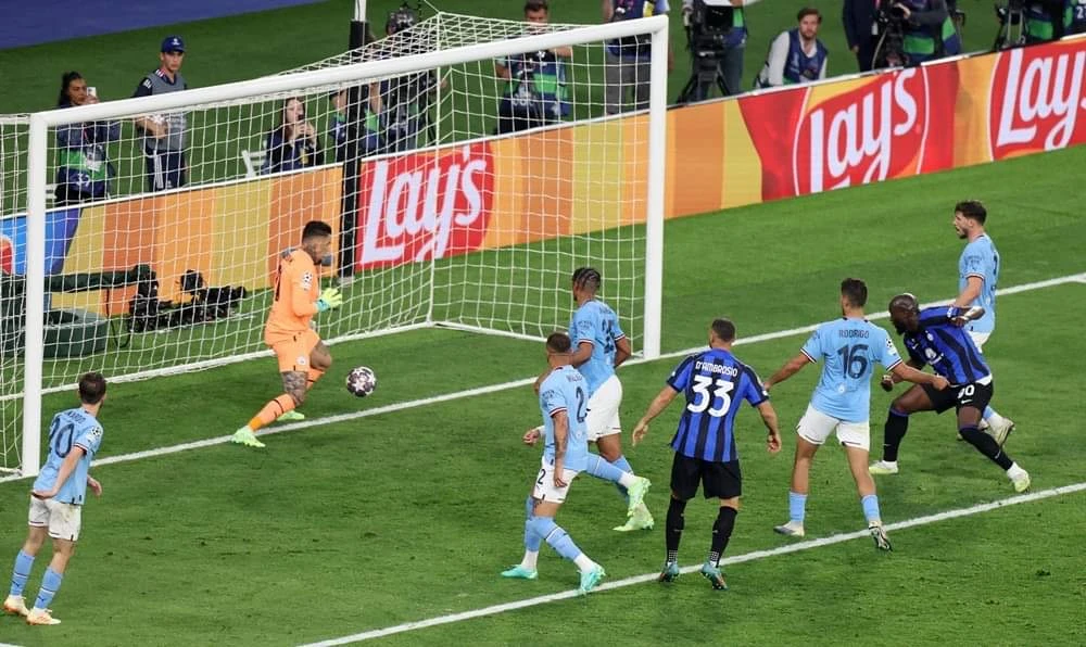 Lukaku bỏ lỡ nhiều cơ hội ngon ăn trong hiệp 2. Ảnh: Reuters