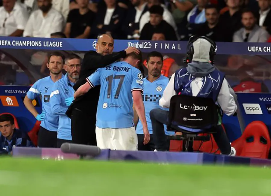 De Bruyne chấn thương rời sân sớm gây khó cho Pep Guardiola. ẢNH: GETTY
