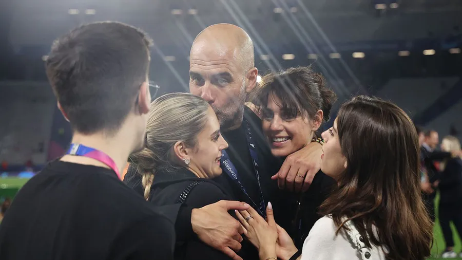 Pep Guardiola ăn mừng chức vô địch Champions League cùng gia đình. ẢNH: GETTY