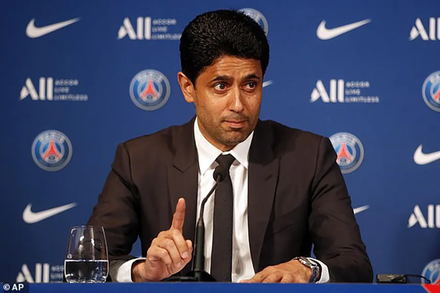 Chủ tịch PSG Nasser Al-Khelaifi nhận tin không vui từ Mbappe. ẢNH: AP
