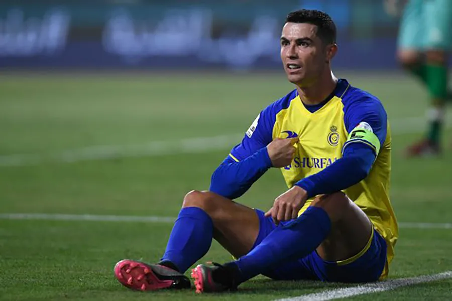 Ronaldo gặp khó khăn với thời tiết nóng bức ở Saudi Arabia. ẢNH: GETTY Ronaldo gặp khó khăn với thời tiết nóng bức ở Saudi Arabia. ẢNH: GETTY
