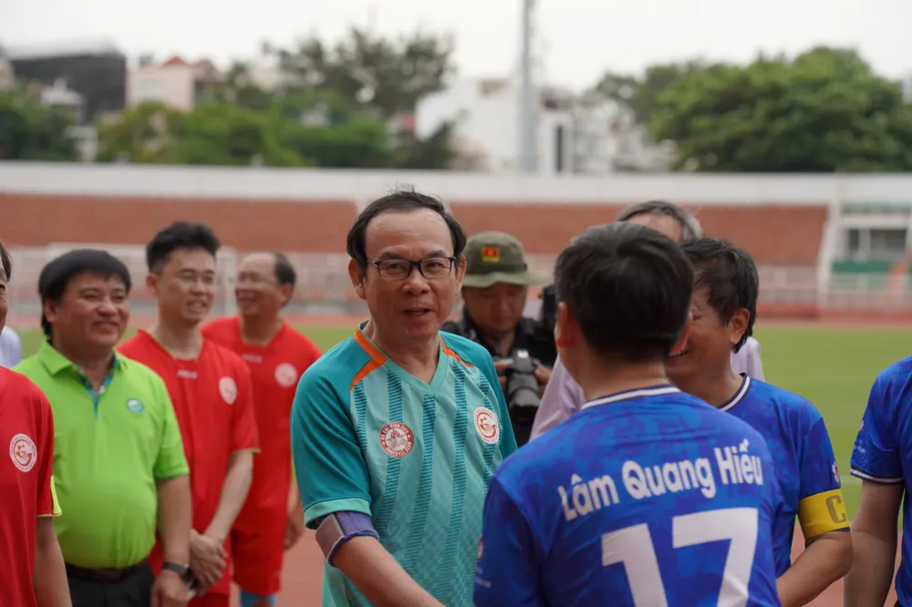 Bí thư Thành ủy TP.HCM Nguyễn Văn Nên tham dự trận đấu giao hữu giữa hai đội CBCC TP.HCM và đội Hội Nhà báo TP.HCM trên sân vận động Thống Nhất.