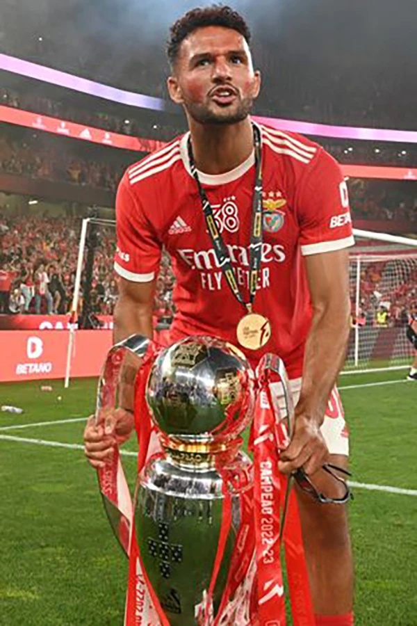 Goncalo Ramos cùng chiếc cúp vô địch Bồ Đào Nha. ẢNH: GETTY