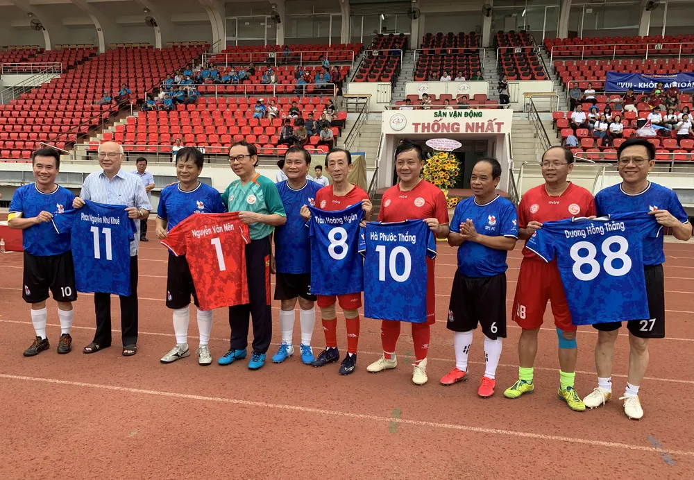 Hội Nhà báo TP.HCM tặng áo đấu lưu niệm cho lãnh đạo TP.HCM.