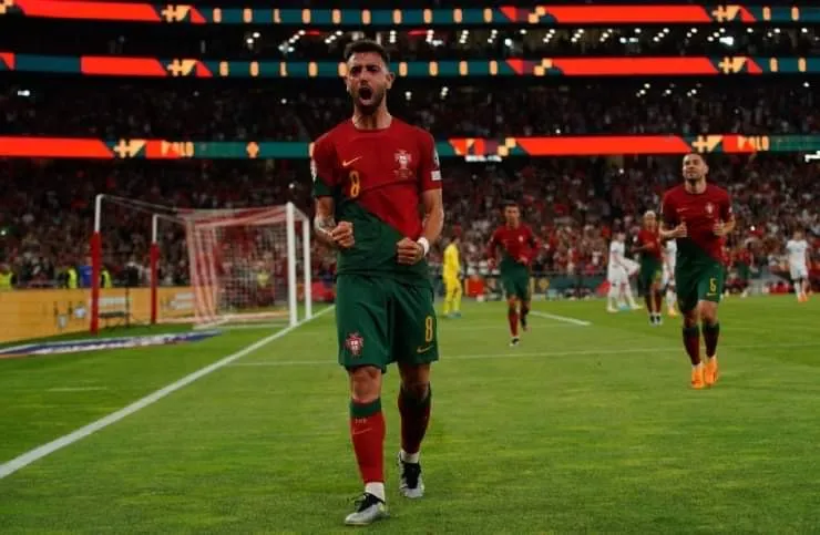 Bruno Fernandes tỏa sáng với cú đúp bàn thắng giúp Bồ Đào Nha nối dài mạch trận bất bại ở vòng loại Euro 2024. Ảnh: Reuters