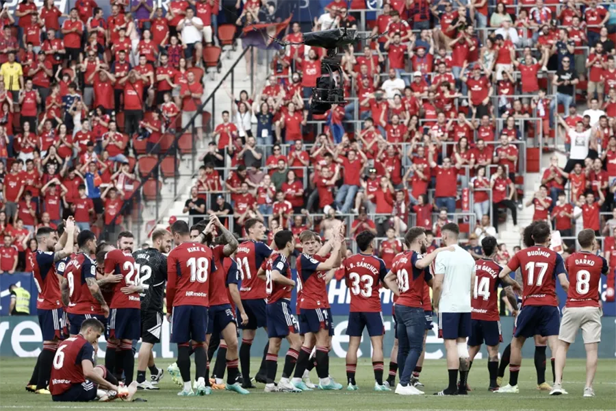 Fan Osasuna rất vui sau khi đội giành vé dự cúp châu Âu mùa tới. ẢNH: EPA Fan Osasuna rất vui sau khi đội giành vé dự cúp châu Âu mùa tới. ẢNH: EPA