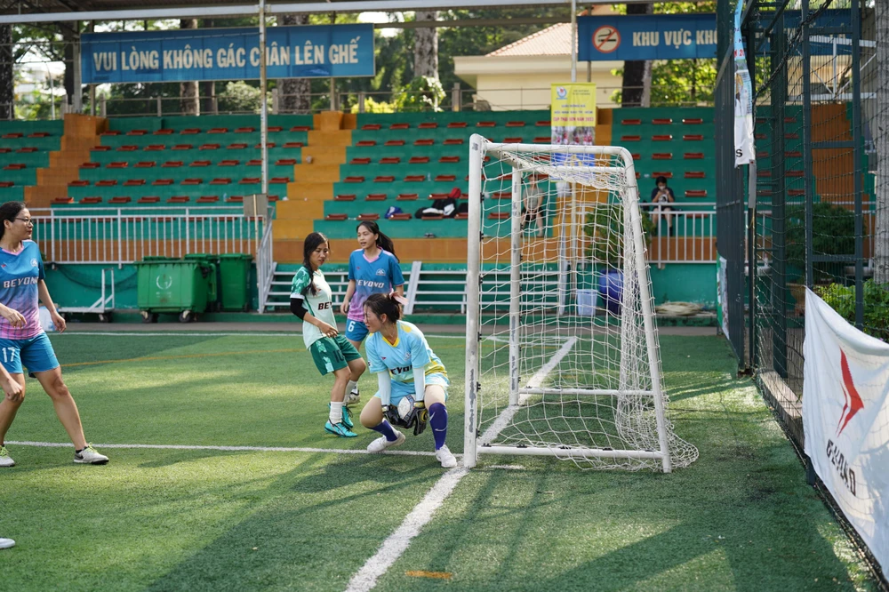 Thủ môn Nguyễn Châu (báo Pháp Luật TP.HCM) thi đấu chắc chắn và lăn xả trong trận thắng báo SGGP 5-0. Thủ môn của báo Pháp Luật TP.HCM đang là ứng viên cho danh hiệu thủ môn xuất sắc nhất giải khi chưa để thủng lưới bàn nào.