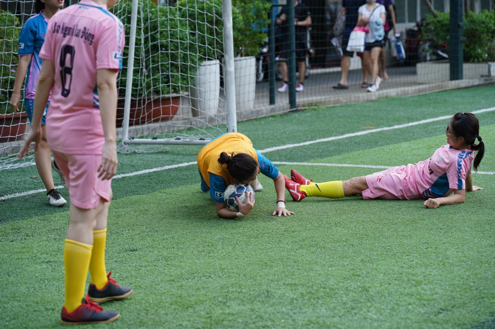 Thủ môn Anh Thư trong trận báo Pháp Luật TP.HCM thắng báo NLĐ 1-0.