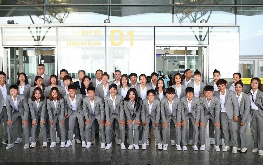 Tất cả thành viên tuyển nữ Việt Nam chụp ảnh lưu niệm tại sân bay Nội Bài.