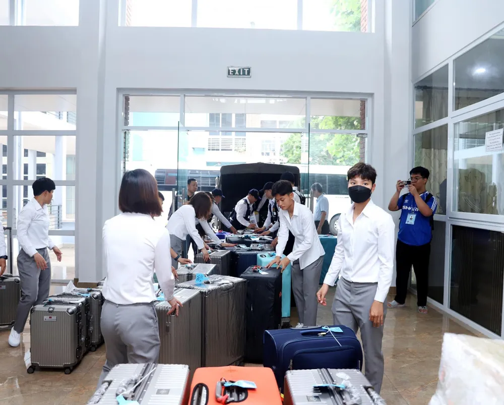 Thầy trò HLV Mai Đức Chung khởi hành từ sân bay quốc tế Nội Bài vào lúc 12h35 hôm nay 5-7, quá cảnh tại Singapore trước khi tới New Zealand. ẢNH: VFF Thầy trò HLV Mai Đức Chung khởi hành từ sân bay quốc tế Nội Bài vào lúc 12h35 hôm nay 5-7, quá cảnh tại Singapore trước khi tới New Zealand. ẢNH: VFF