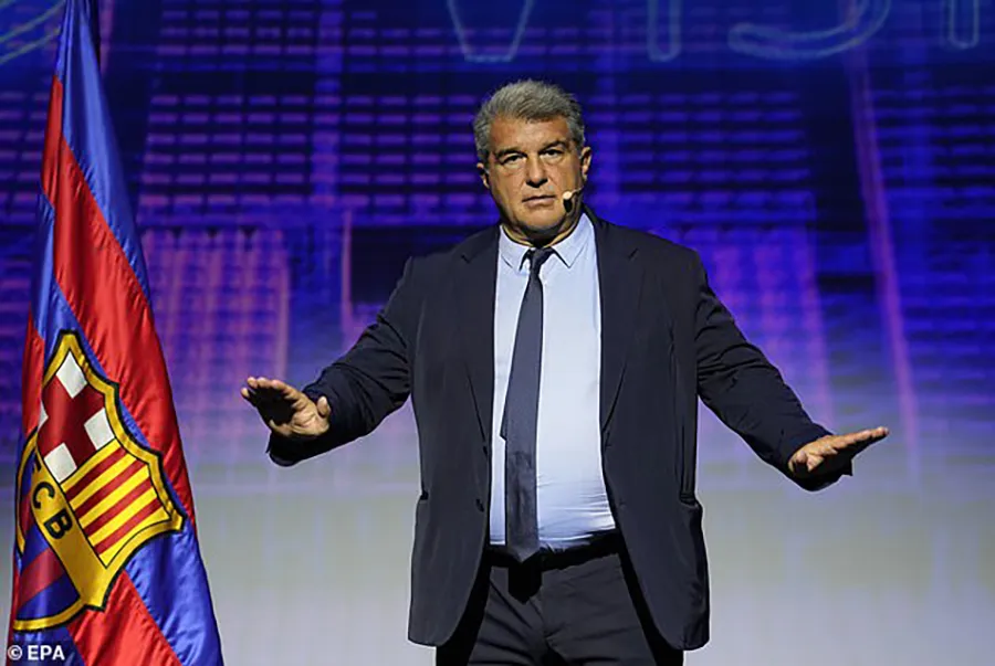 Chủ tịch Barcelona Joan Laporta hết lời khen ngợi Vitor Roque. ẢNH: EPA