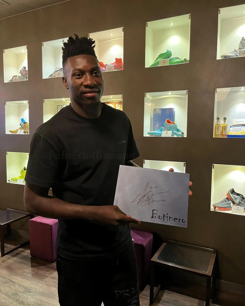 Bức ảnh "bữa tối cuối cùng của Onana tại Milano" do Romano đăng tải. ẢNH: FACEBOOK ROMANO