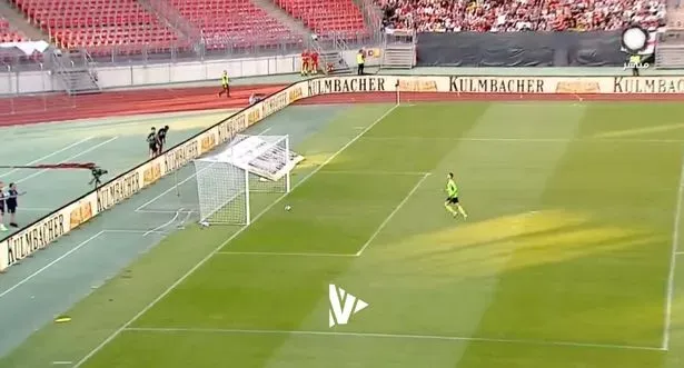 Cận cảnh tình huống phản lưới nhà của Jorginho. ẢNH: TWITTER Cận cảnh tình huống phản lưới nhà của Jorginho. ẢNH: TWITTER