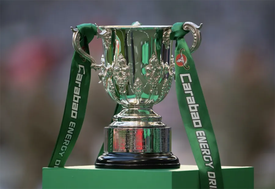 MU tính phí 15 bảng Anh cho 1 bức ảnh chụp với Carabao Cup. ẢNH: GETTY