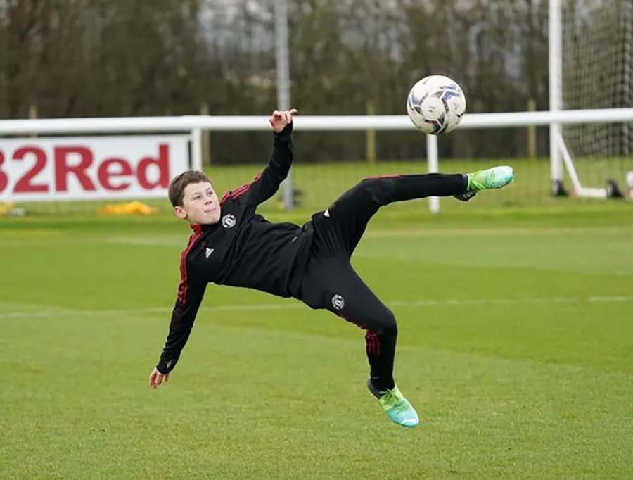 "Cú sút cắt kéo" của Kai Rooney gợi nhớ về bàn thắng đẹp nhất lịch sử Premier League mà Wayne Rooney ghi vào lưới Manchester City. ẢNH: @KAIROONEY.10 "Cú sút cắt kéo" của Kai Rooney gợi nhớ về bàn thắng đẹp nhất lịch sử Premier League mà Wayne Rooney ghi vào lưới Manchester City. ẢNH: @KAIROONEY.10