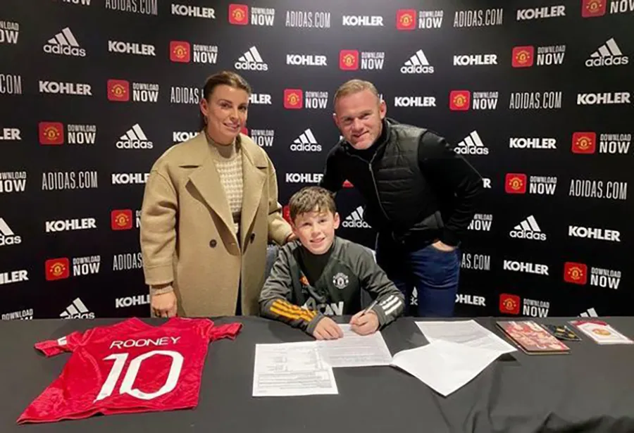 Wayne Rooney và vợ chứng kiến cậu con trai Kai Rooney ký hợp đồng đào tạo trẻ với MU. ẢNH: GETTY Wayne Rooney và vợ chứng kiến cậu con trai Kai Rooney ký hợp đồng đào tạo trẻ với MU. ẢNH: GETTY