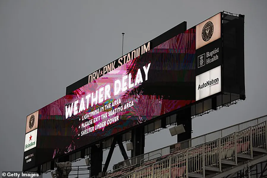 Màn ra mắt của Messi bị ảnh hưởng lớn bởi cơn mưa xối xả kèm sấm sét. ẢNH: GETTY