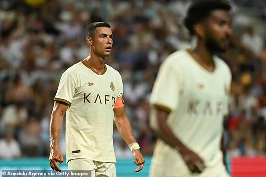 Ronaldo mang băng đội trưởng Al Nassr thi đấu 45 phút ở hiệp 1 và anh phải chứng kiến đội nhà thủng lưới 5 bàn bên ngoài đường biên. ẢNH: GETTY