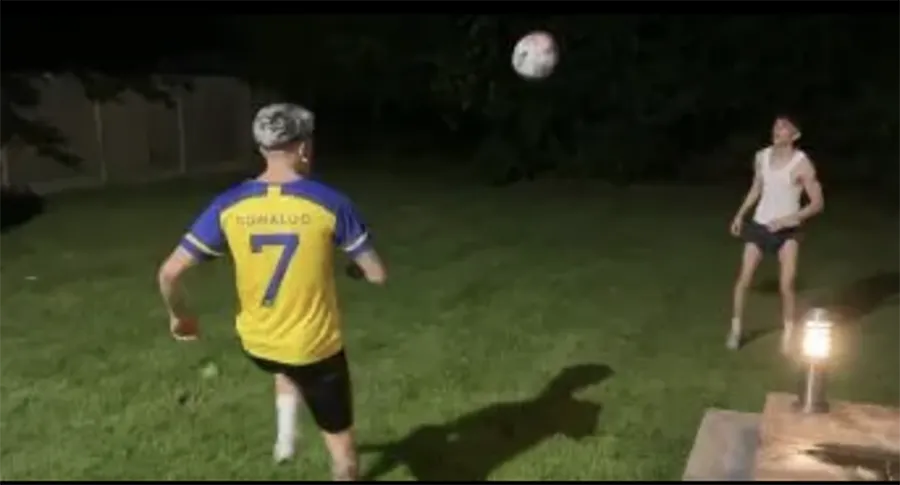 Garnacho chơi đùa với bóng cùng em trai trong chiếc áo số 7 của Ronaldo tại Al Nassr. ẢNH: TWITTER GARNACHO