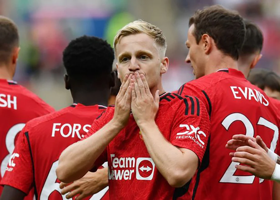 Evans ăn mừng bàn thắng của De Beek trong trận MU thắng Lyon 1-0 đêm qua 19-7. ẢNH: GETTY