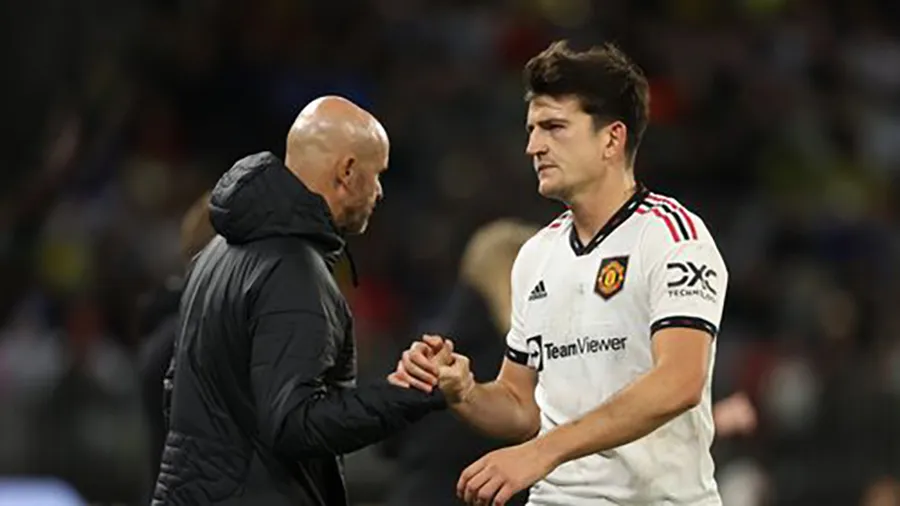 Harry Maguire thất vọng vì bị Ten Hag tước băng đội trưởng Man United. ẢNH: GETTY