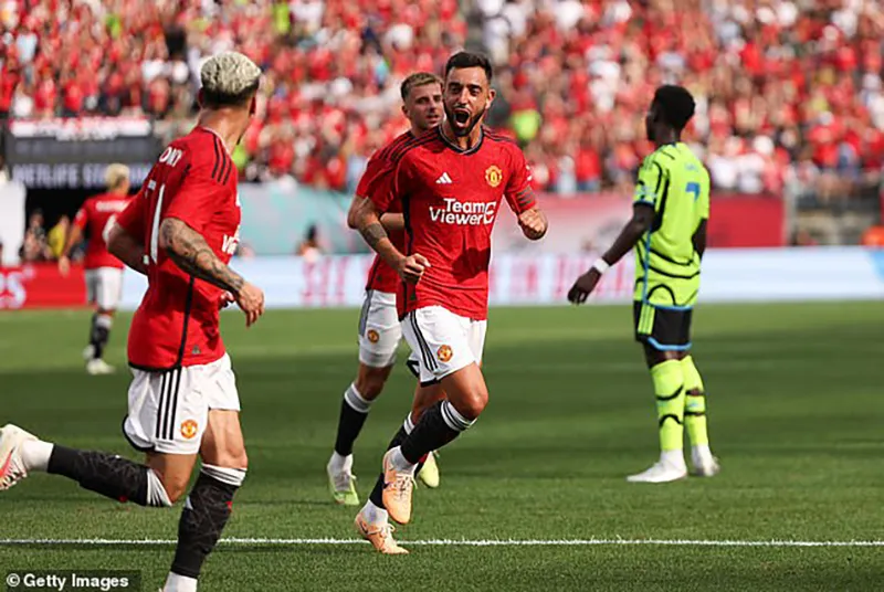 Bruno Fernandes ăn mừng bàn mở tỉ số cùng các đồng đội. ẢNH: GETTY Bruno Fernandes ăn mừng bàn mở tỉ số cùng các đồng đội. ẢNH: GETTY