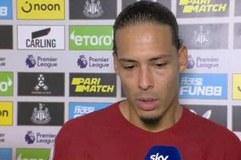 Van Dijk tiết lộ với đồng đội rằng, MU đã chọn Lindelof thay vì anh. ẢNH: MIRROR