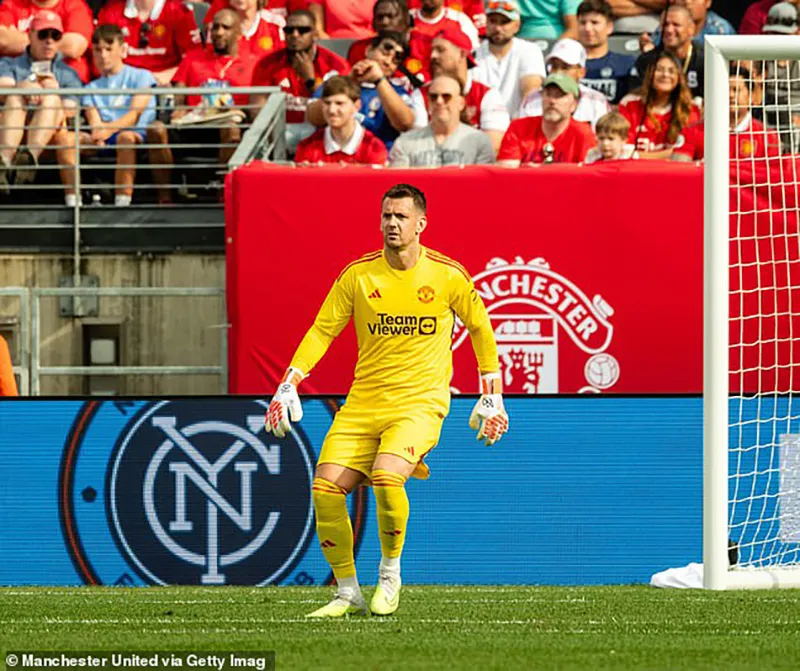 Tom Heaton bắt chính trong khung gỗ MU trong trận thắng Arsenal 2-0. ẢNH: GETTY Tom Heaton bắt chính trong khung gỗ MU trong trận thắng Arsenal 2-0. ẢNH: GETTY