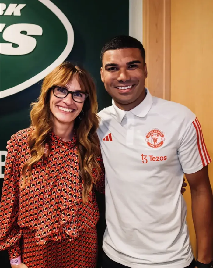 HLV Ten Hag, Bruno Fernandes, Marcus Rashford và Casemiro chụp ảnh cùng Julia Roberts. ẢNH: MANCHESTER UNITED