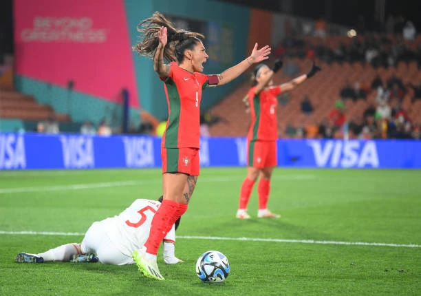 Hoàng Thị Loan bị phạm lỗi và Việt Nam được hưởng qua đá phạt trực tiếp gần khung thành ngay phút đầu tiên. ẢNH: GETTY