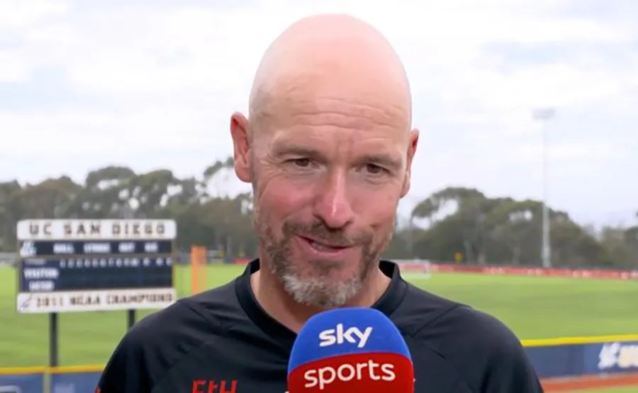 Ten Hag từ chối tiết lộ về vụ MU mua Hojlund nhưng ông không che giấu nụ cười của mình. ẢNH: SKY SPORTS