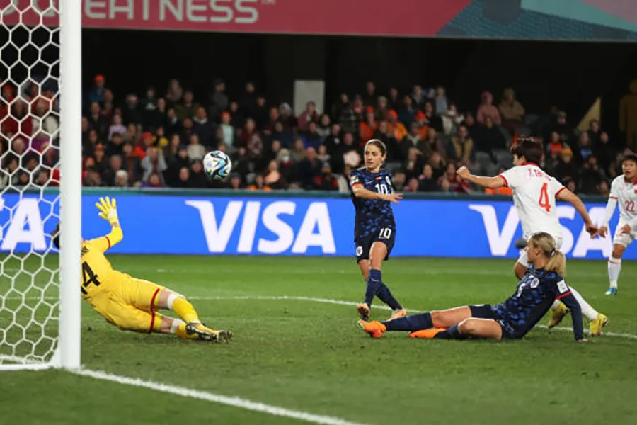 Danielle Van de Donk đệm bóng cận thành ghi bàn thứ năm cho Hà Lan. ẢNH: GETTY Danielle Van de Donk đệm bóng cận thành ghi bàn thứ năm cho Hà Lan. ẢNH: GETTY
