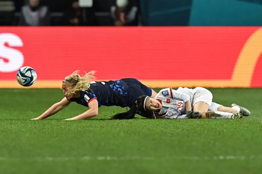 Thanh Nhã nằm sân đau đớn sau va chạm với cầu thủ Hà Lan. ẢNH: GETTY Thanh Nhã nằm sân đau đớn sau va chạm với cầu thủ Hà Lan. ẢNH: GETTY