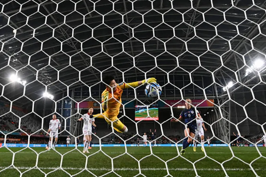 Kim Thanh rời sân nhường chỗ cho Khổng Thị Hằng. ẢNH: GETTY Kim Thanh rời sân nhường chỗ cho Khổng Thị Hằng. ẢNH: GETTY