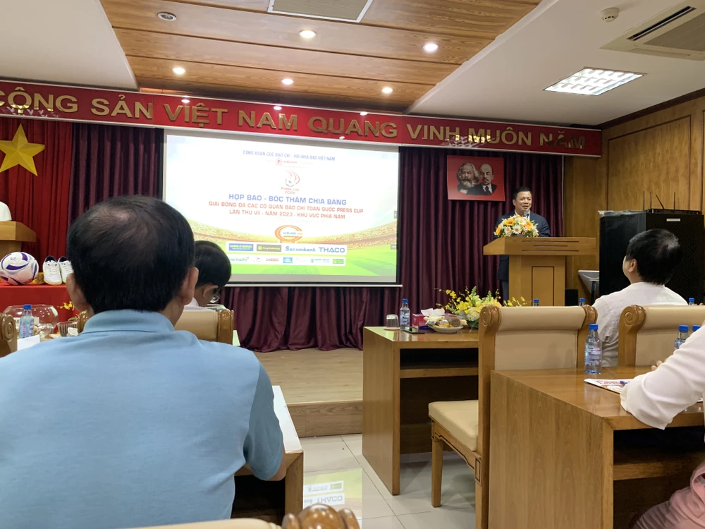 Quang cảnh buổi họp báo bốc thăm chia bảng giải Press Cup khu vực phía nam. ẢNH: PHẠM QUANG
