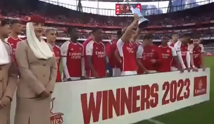 Martin Odegaard nâng cao cúp Emirates. ẢNH: DAILY STAR