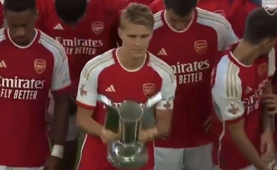 Martin Odegaard chuẩn bị nâng cúp Emirates. ẢNH: DAILY STAR