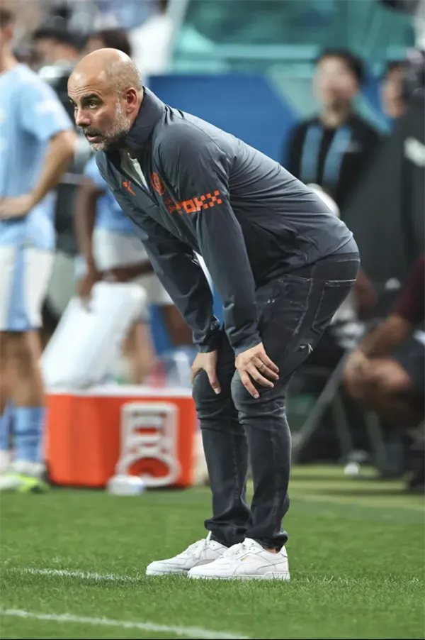 Pep Guardiola rất bực bội đội bóng cũ Barca. ẢNH: GETTY