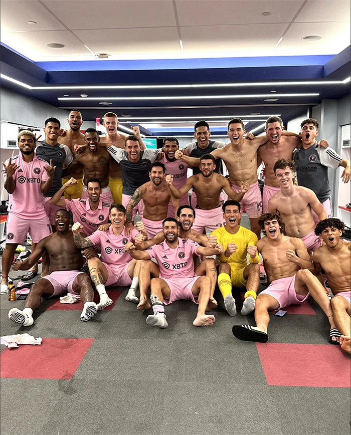 ... và tiếp tục ăn mừng trong phòng thay đồ. ẢNH: INTER MIAMI ... và tiếp tục ăn mừng trong phòng thay đồ. ẢNH: INTER MIAMI