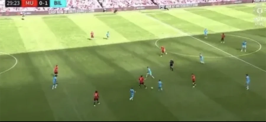 Maguire mắc sai lầm nghiêm trọng chuyền bóng hỏng dẫn đến việc MU bị thủng lưới. ẢNH: MUTV