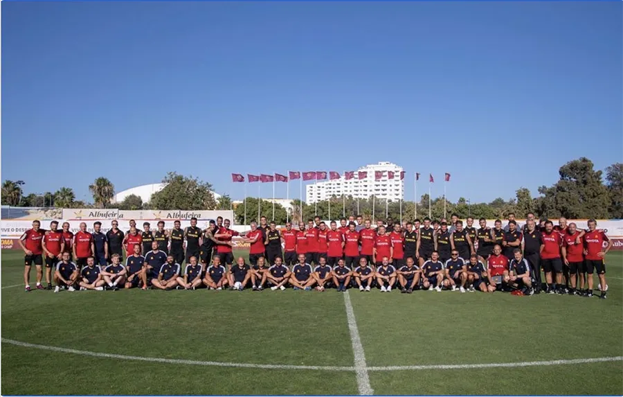 Jose Mourinho "ôm cầu thủ tưởng tượng" trong thông điệp khéo léo gửi lãnh đạo AS Roma. ẢNH: AS ROMA Jose Mourinho "ôm cầu thủ tưởng tượng" trong thông điệp khéo léo gửi lãnh đạo AS Roma. ẢNH: AS ROMA